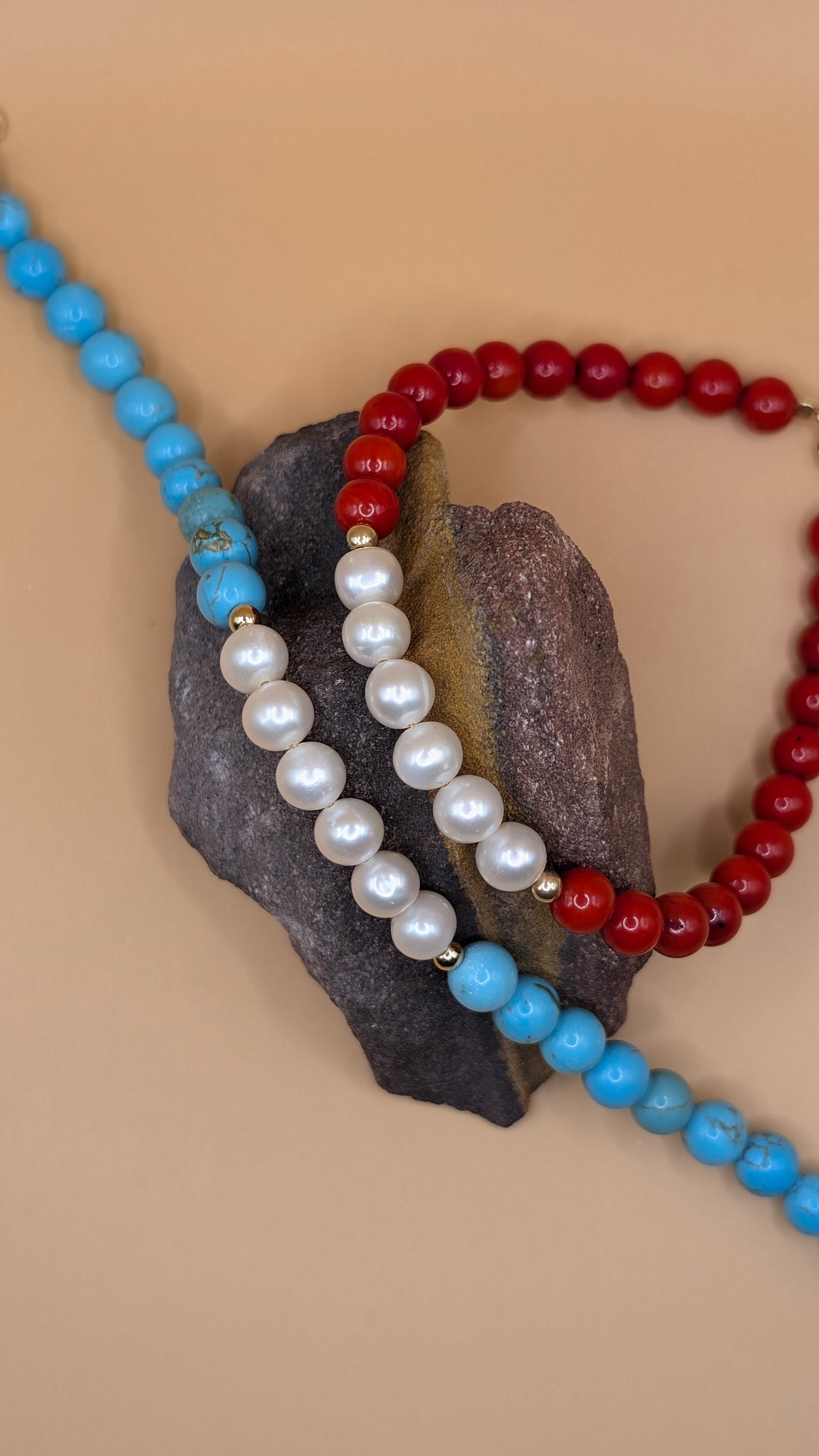 Bracelet with turquoise stones and pearls